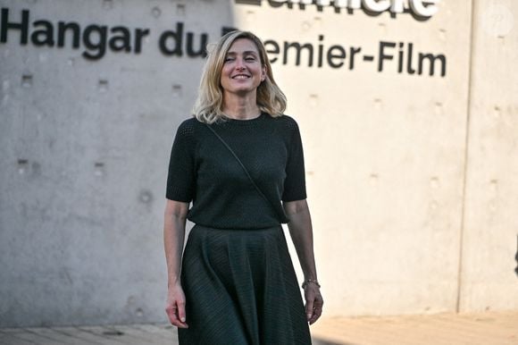 "J’arrête de fumer, je me mets au sport et je vais voir Six jours (son dernier film)"

Julie Gayet assiste à la reconstitution du tout premier film Sortie D Usines Lumière lors du 16ème Festival du Film Lumière à Lyon, France, le 19 octobre 2024. Photo by Julien Reynaud/APS-Medias/ABACAPRESS.COM