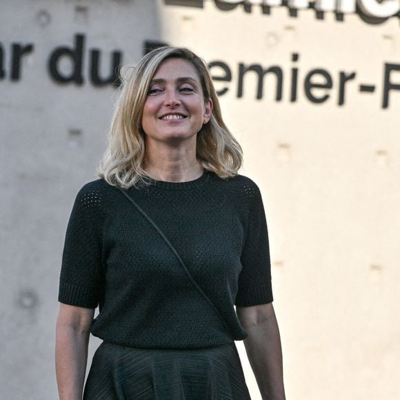 "J’arrête de fumer, je me mets au sport et je vais voir Six jours (son dernier film)"

Julie Gayet assiste à la reconstitution du tout premier film Sortie D Usines Lumière lors du 16ème Festival du Film Lumière à Lyon, France, le 19 octobre 2024. Photo by Julien Reynaud/APS-Medias/ABACAPRESS.COM