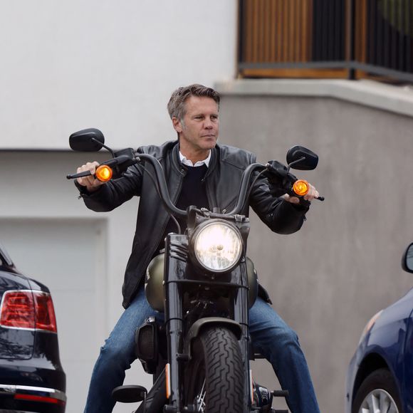 Exclusif - Le prince Emmanuel Philibert de Savoie, qui séjourne chez L.Hallyday, est parti travailler dans son restaurant en empruntant une des Harley Davidson de J.Hallyday. Westwood, le 4 juin 2022 Agence / Bestimage
