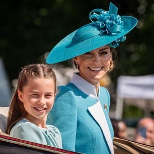 La princesse Charlotte fête aujourd'hui ses 11 ans, et c'est déjà une petite fashionista.

Photo de la princesse Charlotte et de la princesse de Galles quittant le palais de Buckingham avant la cérémonie de la montée des couleurs dans le centre de Londres. Le crédit photo doit être lu comme suit : Aaron Chown/PA Wire