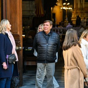 Jean-Pierre Foucault et sa femme Evelyne Jarre aux obsèques d'Evelyne Leclercq dans la cathédrale Sainte-Réparate de Nice, France, le 13 janvier 2026. Une tenue blanche ou claire est souhaitée pour la cérémonie. Ni fleurs, ni couronnes. Selon la volonté de la défunte Evelyne, des dons en faveur du pôle cancérologie Arnault Tzanck pourront être effectués par chèque à l'ordre de FDD AAT ou via un lien numérique HelloAsso - Campagne de dons, Institut du Cancer de Mougins. © Bruno Bebert/Bestimage