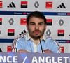 Le prodige toulousain a posé ses valises à l'Hôtel Les Roches Blanches, un somptueux établissement cinq étoiles situé dans la magnifique commune de Cassis. 

Antoine Dupont en conférence de presse à la veille du match de rugby opposant la France à l'Angleterre lors du tournoi des Six Nations au stade de France à Saint-Denis, le 13 mars 2026. 
© Lionel Urman / Bestimage