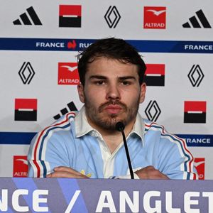 Le prodige toulousain a posé ses valises à l'Hôtel Les Roches Blanches, un somptueux établissement cinq étoiles situé dans la magnifique commune de Cassis. 

Antoine Dupont en conférence de presse à la veille du match de rugby opposant la France à l'Angleterre lors du tournoi des Six Nations au stade de France à Saint-Denis, le 13 mars 2026. 
© Lionel Urman / Bestimage