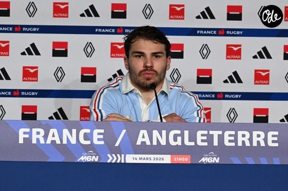 Le prodige toulousain a posé ses valises à l'Hôtel Les Roches Blanches, un somptueux établissement cinq étoiles situé dans la magnifique commune de Cassis. 

Antoine Dupont en conférence de presse à la veille du match de rugby opposant la France à l'Angleterre lors du tournoi des Six Nations au stade de France à Saint-Denis, le 13 mars 2026. 
© Lionel Urman / Bestimage