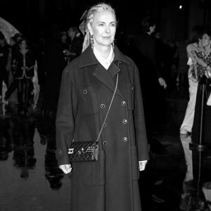 Souriante la star a captivé tous les regards en s’imposant une prestance.

Carole Bouquet - Célébrités au Défilé Chanel, Collections Prêt-à-porter Printemps / Eté 2026, dans le cadre de la Fashion Week de Paris. Au Grand Palais à Paris, France, le 06 Octobre 2025. 

© Bertrand Rindoff / Bestimage