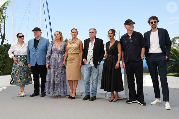 Nelly Auteuil, Grégory Gadebois, Aurore Auteuil, Sidse Babett Knudsen, Daniel Auteuil, Alice Belaïdi, Gaëtan Roussel et Hugo Gélin posent lors d'un photocall pour le film "Le Fil" lors de la 77e édition du Festival de Cannes à Cannes, France, le 22 mai 2024. Photo Shootpix/Abaca