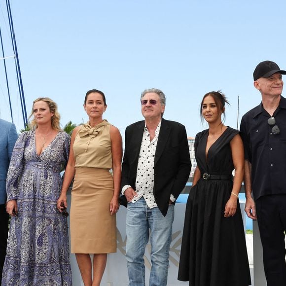Nelly Auteuil, Grégory Gadebois, Aurore Auteuil, Sidse Babett Knudsen, Daniel Auteuil, Alice Belaïdi, Gaëtan Roussel et Hugo Gélin posent lors d'un photocall pour le film "Le Fil" lors de la 77e édition du Festival de Cannes à Cannes, France, le 22 mai 2024. Photo Shootpix/Abaca