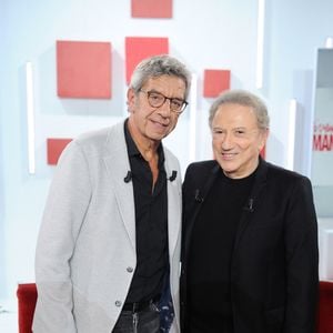 Autre invité, Michel Cymès. Le médecin est venu présenter sa pièce de théâtre, "Secret(s) médical".

Exclusif - Michel Cymes et Michel Drucker - Enregistrement de l'émission "Vivement dimanche" aux studios Rive Gauche, présentée par M.Drucker et diffusée le 5 octobre 2025 sur France 3.
Guillaume Gaffiot/Bestimage