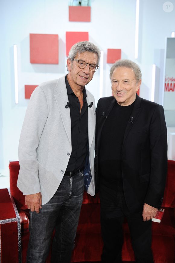 Autre invité, Michel Cymès. Le médecin est venu présenter sa pièce de théâtre, "Secret(s) médical".

Exclusif - Michel Cymes et Michel Drucker - Enregistrement de l'émission "Vivement dimanche" aux studios Rive Gauche, présentée par M.Drucker et diffusée le 5 octobre 2025 sur France 3.
Guillaume Gaffiot/Bestimage