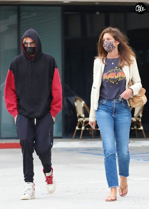 Cindy Crawford et son fils Presley Gerber sont allés faire des courses au Mall Plaza dans le quartier de Malibu à Los Angeles, le 26 juillet 2021.

Backgrid USA / Bestimage