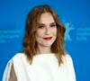 À 71 ans, Isabelle Huppert conserve une silhouette fine grâce à des habitudes simples.

Isabelle Huppert - Photocall du film "Die Blutgräfin (The Blood Countess)" lors de la 76ème édition du festival international du film de Berlin (La Berlinale 2026). Photo par Action Press / Bestimage