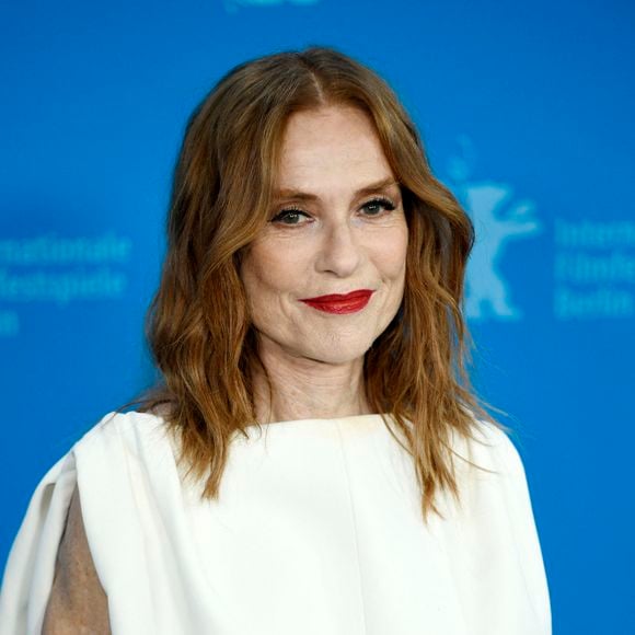 À 71 ans, Isabelle Huppert conserve une silhouette fine grâce à des habitudes simples.

Isabelle Huppert - Photocall du film "Die Blutgräfin (The Blood Countess)" lors de la 76ème édition du festival international du film de Berlin (La Berlinale 2026). Photo par Action Press / Bestimage