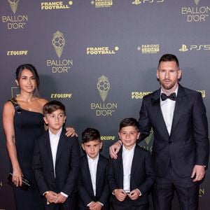 Lionel Messi avec sa femme Antonela Roccuzzo et ses fils Thiago Messi, Mateo Messi et Ciro Messi - Photocall de la 67ème cérémonie du Ballon d’Or au Théâtre du Chatelet à Paris le 30 octobre 2023. © Cyril Moreau/Bestimage