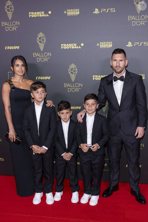 Lionel Messi avec sa femme Antonela Roccuzzo et ses fils Thiago Messi, Mateo Messi et Ciro Messi - Photocall de la 67ème cérémonie du Ballon d’Or au Théâtre du Chatelet à Paris le 30 octobre 2023. © Cyril Moreau/Bestimage