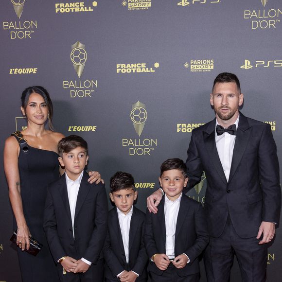 Lionel Messi avec sa femme Antonela Roccuzzo et ses fils Thiago Messi, Mateo Messi et Ciro Messi - Photocall de la 67ème cérémonie du Ballon d’Or au Théâtre du Chatelet à Paris le 30 octobre 2023. © Cyril Moreau/Bestimage