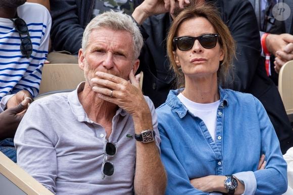 Denis Brogniart et sa femme Hortense - Célébrités dans les tribunes des internationaux de France de Roland Garros à Paris le 30 mai 2022. © Cyril Moreau - Dominique Jacovides/Bestimage