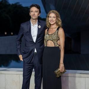 Elle décrit Antoine Arnault comme un père très présent malgré son emploi du temps chargé.
Antoine Arnault, Natalia Vodianova - Photocall du dîner "Prelude pour les JO" à la Fondation Vuitton à Paris, France, le 25 juillet 2024. © Olivier Borde/Bestimage