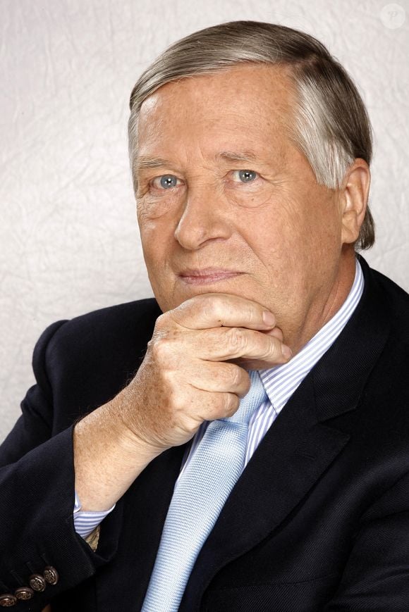 Alain Duhamel pose à Paris, en France, en janvier 2009. Photo : Vim/ABACAPRESS.COM