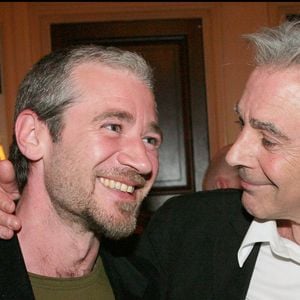 "Et à 20 ans, il nous l’a fait payer. Il n’a pas été véhément, mais il ne nous appelait pas. Il disait : “Si vous voulez me voir, téléphonez-moi”. Il a rendu la monnaie de la pièce", a poursuivi le comédien.

Exclusif - Pierre Arditi et son fils Frédéric - Retransmission en direct de la pièce de théâtre de Gorges Feydeau "Tailleur pour dames" depuis le théâtre Edouard VII sur France 2 le 03 mai 2008 © BERTRAND RINDOFF PETROFF / BESTIMAGE