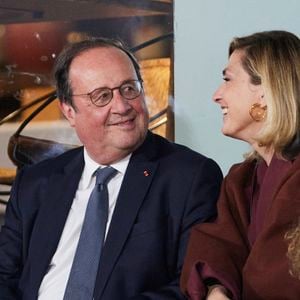 François Hollande et sa femme Julie Gayet assistent au match opposant C. Alcaraz à S. Tsitsipas lors des Internationaux de France de tennis de Roland Garros 2024 à Paris le 4 juin 2024. © Jacovides-Moreau/Bestimage