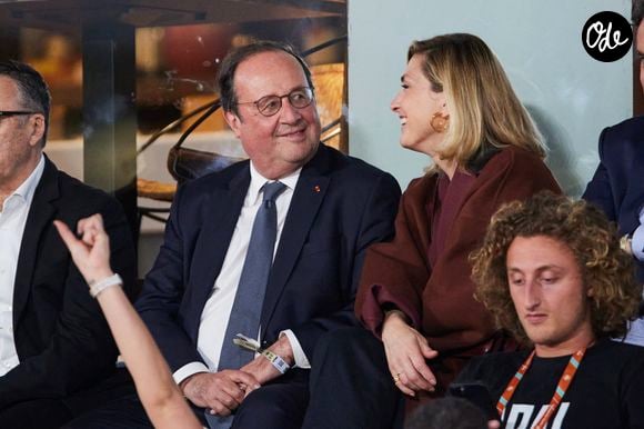 François Hollande et sa femme Julie Gayet assistent au match opposant C. Alcaraz à S. Tsitsipas lors des Internationaux de France de tennis de Roland Garros 2024 à Paris le 4 juin 2024. © Jacovides-Moreau/Bestimage