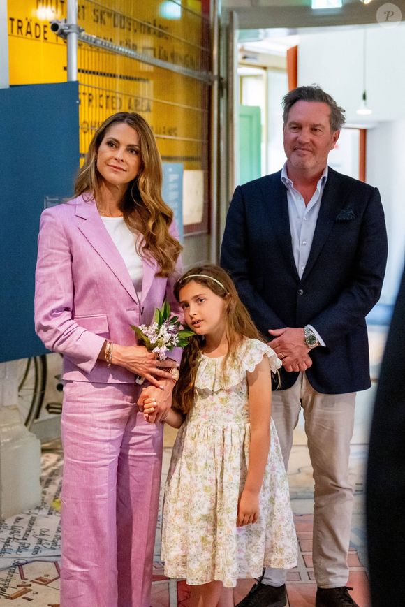 Ce dernier se distingue notamment par la confiance accordée à chaque collaborateur, transformant l’absentéisme parental en preuve de sérieux et de fiabilité. 


La princesse Madeleine de Suède,  Chris O´Neill, Princess Adrienne,  Visit to Karlskronaà Karlskrona, Suède, le 18 juin 2025.