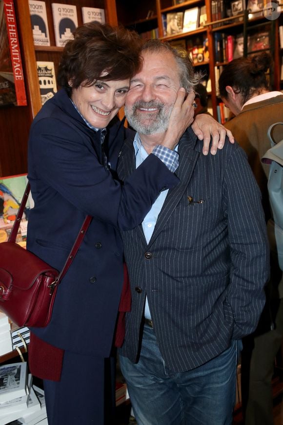 En 2006, Ines de la Fressange se retrouve veuve à 48 ans après la mort brutale de son mari, Luigi d’Urso. 

Inès de La Fressange et son compagnon Denis Olivennes - Guillaume Gallienne dédicace son livre "Le buveur de brume" à la Galerie Galignani à Paris, France. © Bertrand Rindoff / Bestimage