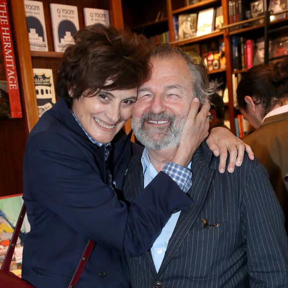 En 2006, Ines de la Fressange se retrouve veuve à 48 ans après la mort brutale de son mari, Luigi d’Urso. 

Inès de La Fressange et son compagnon Denis Olivennes - Guillaume Gallienne dédicace son livre "Le buveur de brume" à la Galerie Galignani à Paris, France. © Bertrand Rindoff / Bestimage