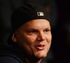 Il s'est donné la mort à 28 ans à Oman
Archives - Le DJ Avicii sur Radio Y-100 à Fort Lauderdale le 12 février 2016. Agence - Bestimage
Le DJ suédois Tim Bergling, alias Avicii, connu pour son tube Wake Me Up est mort à l'âge de 28 ans à Mascate (sultanat d'Oman), annonce son agent, vendredi 20 avril.
"C'est avec une profonde tristesse que nous annonçons la perte de Tim Bergling, également connu sous le nom d'Avicii, qui a été retrouvé mort à Muscat, Oman, vendredi 20 avril, heure locale. La famille est dévastée. Nous demandons à chacun de respecter son besoin de protection de la vie privée en cette période difficile, aucune autre déclaration ne sera faite", écrit-il dans un communiqué.