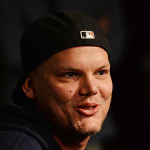 Il s'est donné la mort à 28 ans à Oman
Archives - Le DJ Avicii sur Radio Y-100 à Fort Lauderdale le 12 février 2016. Agence - Bestimage

Le DJ suédois Tim Bergling, alias Avicii, connu pour son tube Wake Me Up est mort à l'âge de 28 ans à Mascate (sultanat d'Oman), annonce son agent, vendredi 20 avril. 
"C'est avec une profonde tristesse que nous annonçons la perte de Tim Bergling, également connu sous le nom d'Avicii, qui a été retrouvé mort à Muscat, Oman, vendredi 20 avril, heure locale. La famille est dévastée. Nous demandons à chacun de respecter son besoin de protection de la vie privée en cette période difficile, aucune autre déclaration ne sera faite", écrit-il dans un communiqué.