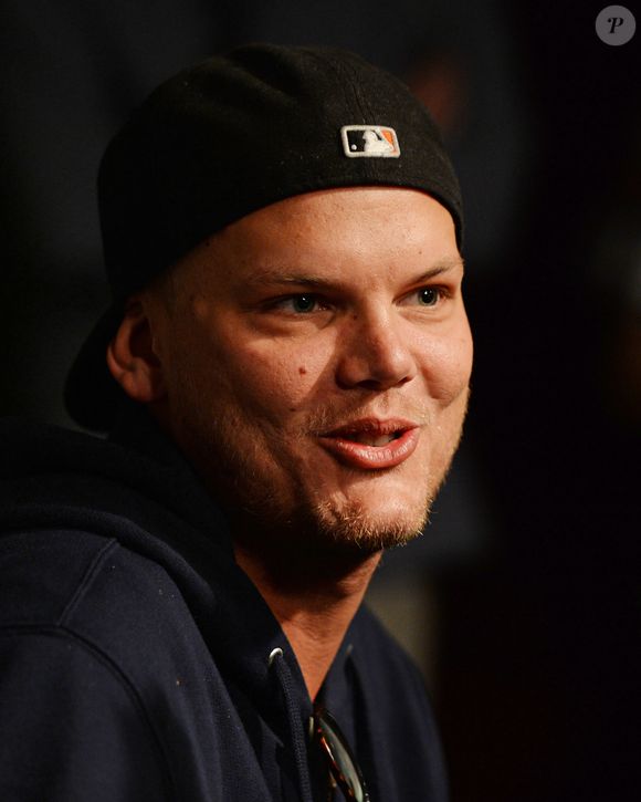 Il s'est donné la mort à 28 ans à Oman
Archives - Le DJ Avicii sur Radio Y-100 à Fort Lauderdale le 12 février 2016. Agence - Bestimage

Le DJ suédois Tim Bergling, alias Avicii, connu pour son tube Wake Me Up est mort à l'âge de 28 ans à Mascate (sultanat d'Oman), annonce son agent, vendredi 20 avril. 
"C'est avec une profonde tristesse que nous annonçons la perte de Tim Bergling, également connu sous le nom d'Avicii, qui a été retrouvé mort à Muscat, Oman, vendredi 20 avril, heure locale. La famille est dévastée. Nous demandons à chacun de respecter son besoin de protection de la vie privée en cette période difficile, aucune autre déclaration ne sera faite", écrit-il dans un communiqué.