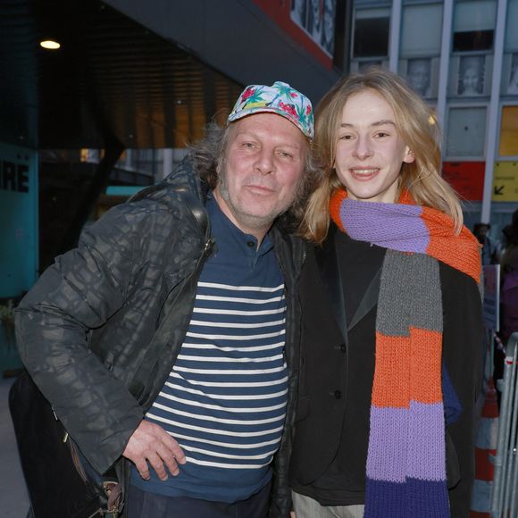 Toujours aussi stylé, le jeune Billy Blanchard a prouvé une fois de plus qu'il maîtrisait les codes de la mode. 

Philippe Katerine et son fils Billy au défilé Walter Van Beirendonck "Collection Homme Prêt-à-Porter Automne/Hiver 2026-2027" lors de la Fashion Week de Paris (PFW) le 21 janvier 2026.

© Christophe Aubert / Bestimage