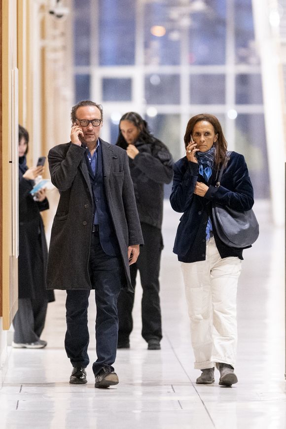 Vincent Perez, sa femme Karine Silla, Iman Perez et Roxane Depardieu à la sortie du procès de Gérard Depardieu pour agressions sexuelles sur deux femmes lors d'un tournage de film en 2021 au tribunal correctionnel de Paris, France, le 25 mars 2025. © Pierre Perusseau/Bestimage