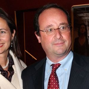 Le leader du Parti socialiste français François Hollande et la présidente de la région Poitou-Charente Ségolène Royal, assistent à l'avant-première du dernier film de Claude Berri, 'L'un reste, l'autre part', au cinéma UGC Publicis à Paris, France, le 11 janvier 2005. Photo par Bruno Klein/ABACA