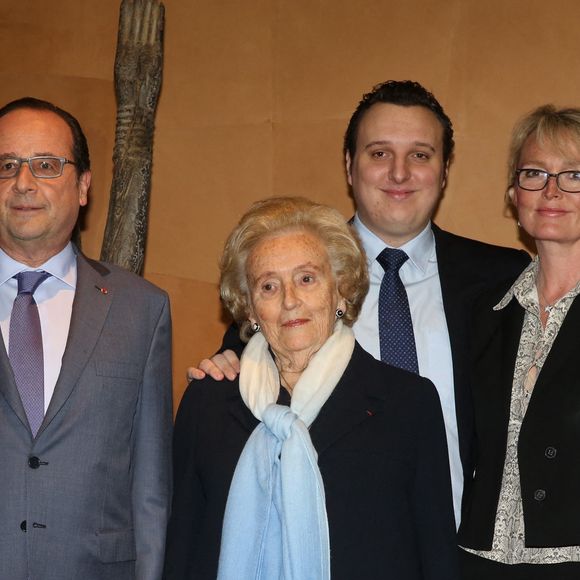 Un projet pharaonique à plus d’un milliard d’euros, visant à produire 80 000 tonnes de lithium par an d’ici 2028 et promettant la création de 300 emplois.

Francois Pinault, Martin Rey-Chirac, Audrey Azoulay, le président français François Hollande, Claude Chirac et Bernadette Chirac lors du vernissage de l'exposition 'Jacques Chirac ou le dialogue des cultures' au Musée du Quai Branly, à Paris, France, le 20 juin 2016. Photo by Jerome Domine/ABACAPRESS.COM