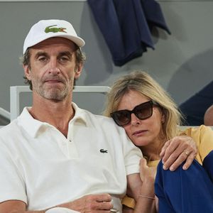 “Mais franchement c’est ça que j’adore avec les voyages !!!!”, conclut-elle

Karin Viard et son mari Manuel Herrero - Célébrités dans les tribunes des Internationaux de France de tennis de Roland Garros 2024 à Paris le 26 mai 2024. © Moreau-Jacovides/Bestimage