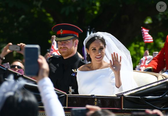 Le prince Harry, duc de Sussex, et Meghan Markle, duchesse de Sussex, en calèche à la sortie du château de Windsor après leur mariage le 19 mai 2018. (Backgrid UK/ Bestimage).