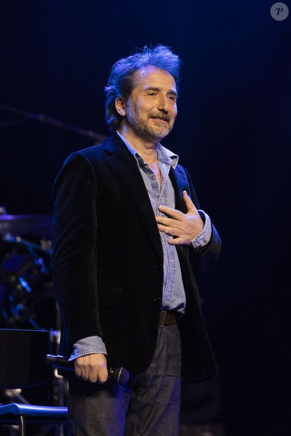 Edouard Baer au concert du gala des 20 ans de la fondation Recherche Alzheimer "2 générations chantent pour la 3ème" à l'Olympia à Paris le 18 mars 2024.

© Cyril Moreau / Bestimage