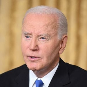 Joe Biden, 82 ans, souffre d’un cancer de la prostate agressif, avec des métastases osseuses détectées récemment. Sa maladie est classée 9/10 sur l’échelle de Gleason, un niveau de gravité très élevé.

Le président des États-Unis, Joe Biden, prononce son discours d’adieu à la nation depuis le Bureau ovale de la Maison Blanche à Washington, D.C @Photo Press Service / BESTIMAGE