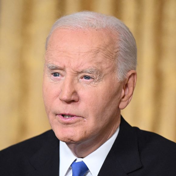Joe Biden, 82 ans, souffre d’un cancer de la prostate agressif, avec des métastases osseuses détectées récemment. Sa maladie est classée 9/10 sur l’échelle de Gleason, un niveau de gravité très élevé.

Le président des États-Unis, Joe Biden, prononce son discours d’adieu à la nation depuis le Bureau ovale de la Maison Blanche à Washington, D.C @Photo Press Service / BESTIMAGE