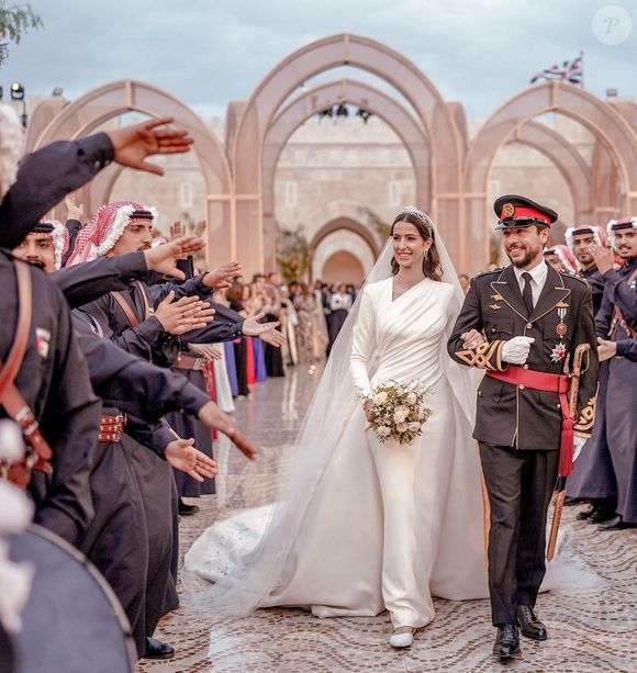 Prenant la pose auprès du roi Hamad de Bahreïn, non loin de son père également 
Le prince Hussein de Jordanie et Rajwa al Saif  - Les familles royales au mariage du prince Hussein de Jordanie et de Rajwa al Saif, au palais Zahran à Amman (Jordanie), le 1er juin 2023. Backgrid USA / Bestimage