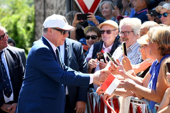 Le prince Albert II de Monaco, la princesse Charlène de Monaco, le prince Jacques de Monaco, marquis des Baux, et la princesse Gabriella de Monaco, comtesse de Carladès, ont été accueillis à Vic-sur-Cère, dans le Cantal, en France, le 9 juillet 2025. © Bruno Bebert/Bestimage
