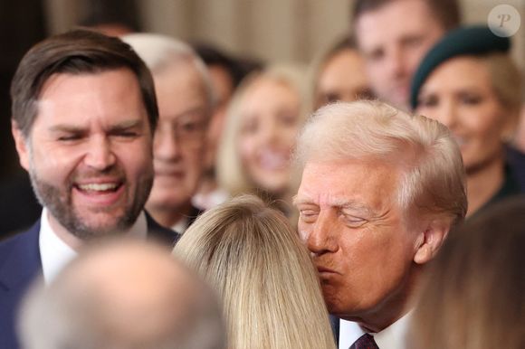 Le président américain Donald Trump embrasse Carrie Underwood après son concert, sous le regard du vice-président américain J.D. Vance et d'autres personnes, le jour de l'investiture présidentielle du président américain Donald Trump à la Rotonde du Capitole à Washington, États-Unis, le 20 janvier 2025.  Pool photo by Kevin Lamarque/UPI/ABACAPRESS.COM