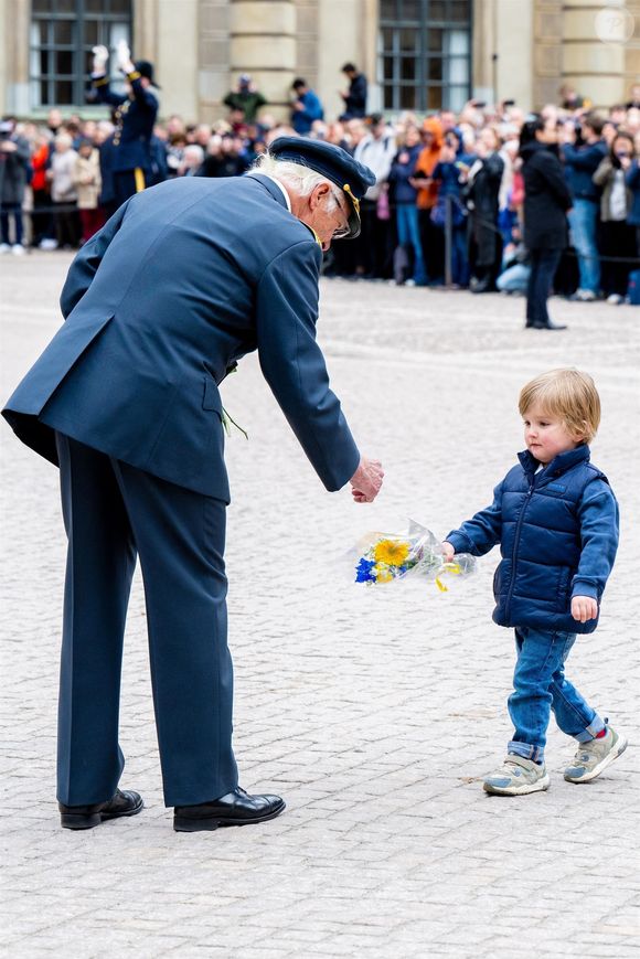 Le roi Carl XVI Gustaf a reçu de nombreux bouquets de fleurs d'enfants puis la famille royale est allée au balcon afin de saluer la foule de badauds qui s'était déplacée pour l'occasion.

Le roi Carl Gustaf fête son anniversaire lors d'une parade militaire et en faisant une apparition au balcon du palais royal de Stockholm avec sa famille le 30 avril 2025. @Backgrid USA / Bestimage