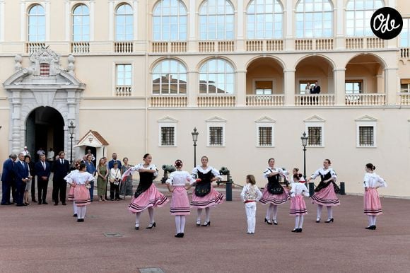 Le prince Albert II de Monaco, la princesse Charlène de Monaco, le prince héréditaire Jacques de Monaco, marquis des Baux, la princesse Gabriella de Monaco, comtesse de Carladès, lors de la célébration de la fête de la Saint Jean sur la Place du Palais princier de Monaco, le 23 juin 2026. La Saint Jean est à l'origine une fête païenne puis chrétienne. Pour les païens, c'était une fête qui célébrait les moissons. Une fois christianisée, cette fête est devenue celle du solstice d'été et donc la fête de la lumière. © Bruno Bebert / Bestimage