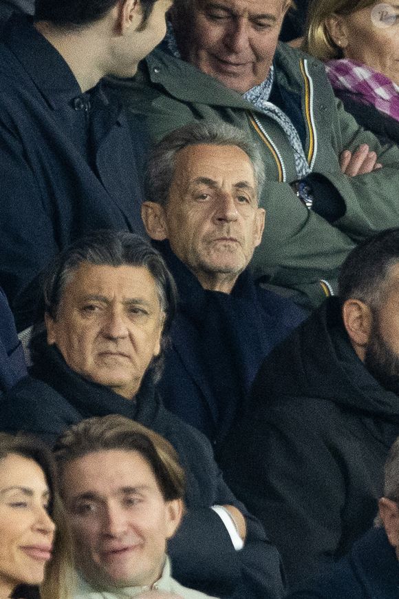 Nicolas Sarkozy dans les tribunes lors du match de Ligue 1 McDonald's "PSG - Auxerre (2-0)" au Parc des Princes à Paris, le 27 septembre 2025.
© Cyril Moreau/Bestimage