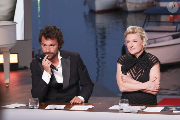 "Désolée Jr...", légende Anne-Elisabeth Lemoine sa publication, pensant avec ironie voler la vedette au photographe avec ses camarades.

Exclusif - Bertrand Chameroy, Anne-Elisabeth Lemoine, - Plateau de l'émission "C à vous" lors du 78ème Festival International du Film de Cannes le 14 mai 2025. © Jack Tribeca / Bestimage