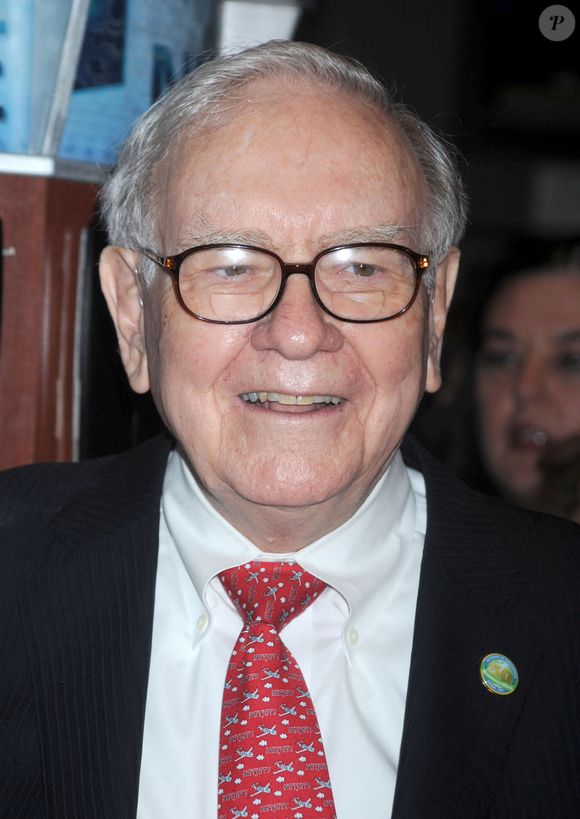 Warren Buffett, président-directeur général de Berkshire Hathaway Inc. pose pour une photo après avoir sonné la cloche d'ouverture à la Bourse de New York (NYSE) à New York, États-Unis, le 30 septembre. 30, 2011. Photo by Dennis Van Tine/ABACAPRESS.COM