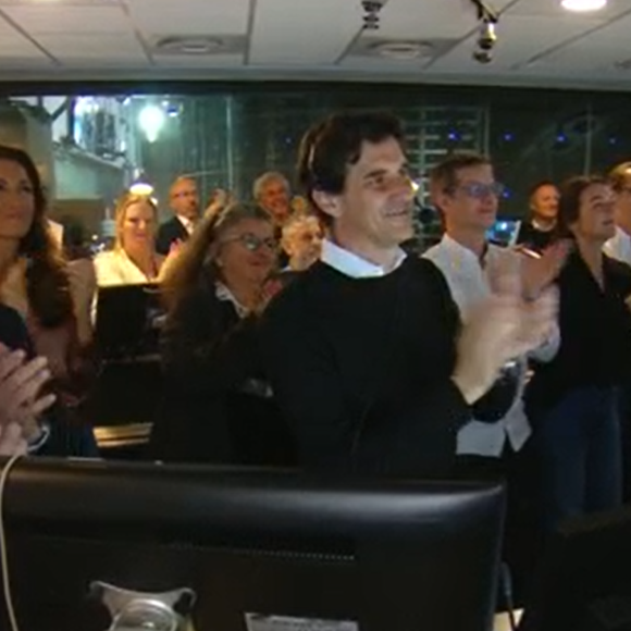 Il a eu le droit aux applaudissements de ses collègues.

Jacques Legros présente son dernier journal télévisé sur TF1.