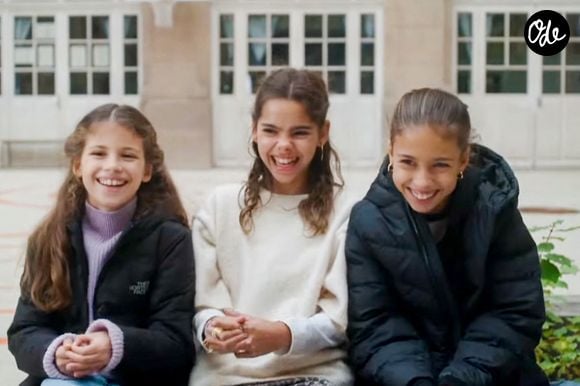 Lila Debbouze (en blanc), la fille de Mélissa Theuriau et Jamel Debbouze, fait une première apparition remarquée à la télévision dans le documentaire Le Temps des femmes, diffusé sur France 2 et produit par sa mère, accompagnée de Noor (gauche) et Dune (Droite). © Capture TV France 2 via Bestimage